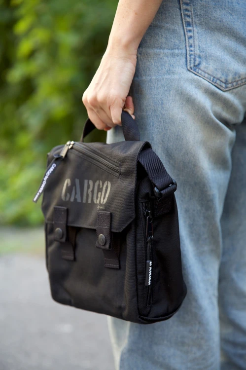 kobieta z czarną elegancką sportową listonoszką torbą z cordury cargo by owee