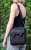 kobieta z czarną elegancką sportową listonoszką torbą z cordury cargo by owee