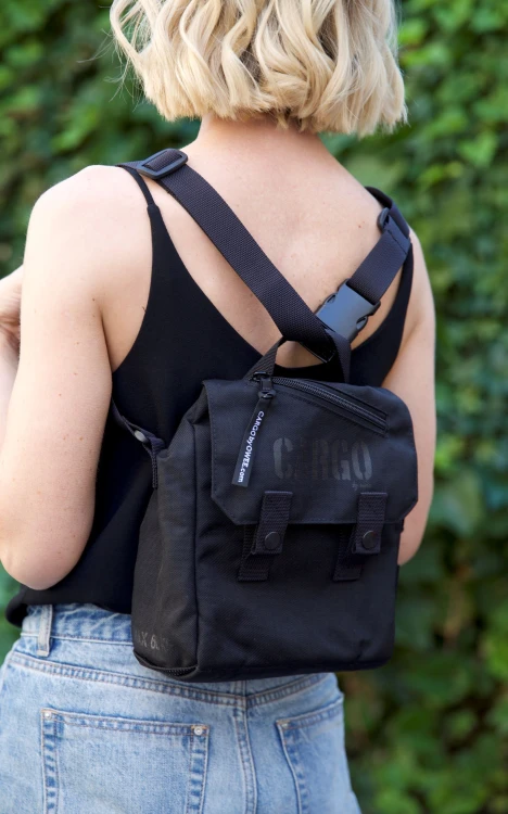 kobieta z czarną elegancką sportową listonoszką torbą z cordury cargo by owee