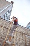 mężczyzna z małą pomarańczową nerką z cordury cargo by owee w mieście