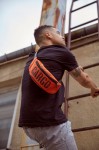 mężczyzna z małą pomarańczową nerką z cordury cargo by owee w mieście