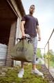 mężczyzna z dużą oliwkową zieloną pojemną wytrzymałą torbą miejską z cordury cargo by owee