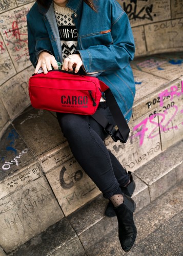 kobieta z dużą czerwoną nerką z cordury cargo by owee w mieście