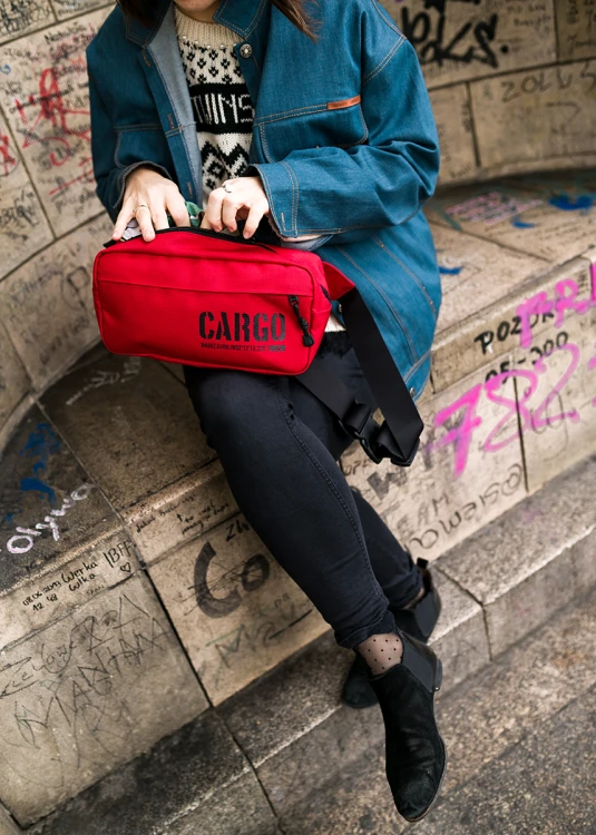 kobieta z dużą czerwoną nerką z cordury cargo by owee w mieście