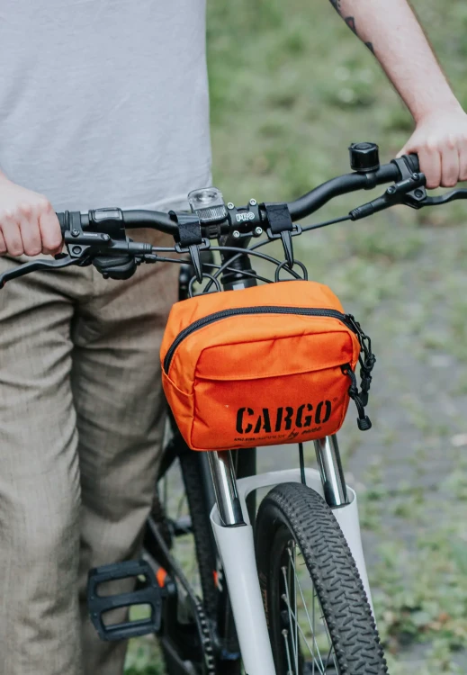 Zasobnik medium Orange na rowerze z zaczepami mocującymi.webp