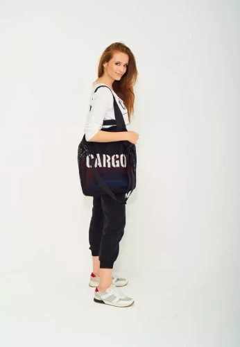 kobieta z czarną pojemną wytrzymałą torba cargo mesh medium cargo by owee.webp