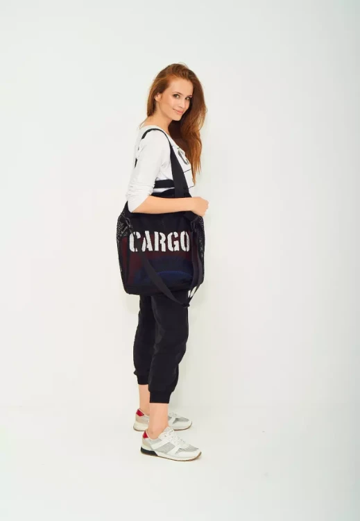 kobieta z czarną pojemną wytrzymałą torba cargo mesh medium cargo by owee.webp