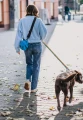 Zasobnik Sky Blue SMALL na kobiecie i pies CARGO by OWEE.webp