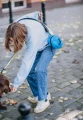 Zasobnik Sky Blue SMALL na kobiecie i pies (2) CARGO by OWEE.webp