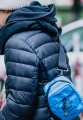 Zasobnik Sky Blue SMALL na kobiecie (2) CARGO by OWEE.webp