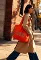 CARGO Market Tote Orange – noszona na ramieniu w mieście