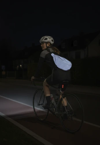 Odblaskowa torba HALF MOON Rowerowy MEDIUM podczas jazdy nocą