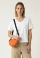 halfmoon-small-orange-500-na-modelu.webp