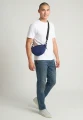 halfmoon-small-navy-na-modelu-5.webp