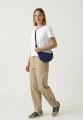 halfmoon-small-navy-na-modelu-3.webp