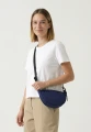 halfmoon-small-navy-na-modelu-2.webp
