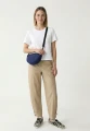 halfmoon-small-navy-na-modelu.webp