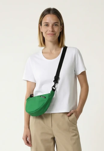halfmoon-small-moss-green-na-modelu.webp