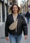 halfmoon-light-beige-small-na-modelu.webp
