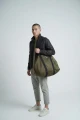 torba-big-mesh-olive-na-modelu.webp