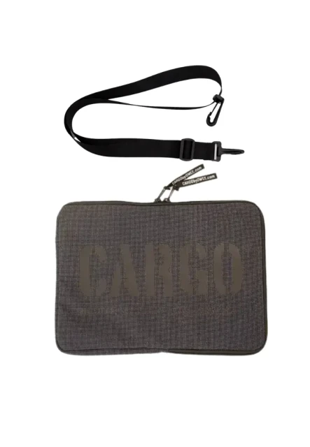 etui-na-laptopa-cargo-by-owee-reflective-print-front.webp