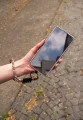 adapterproduct_page_smycz-krotka-na-telefon_rainbow_on-body_01.webp