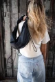 Torba CARGO SCRUNCH SMALL NAVY noszona na ramieniu – widok z tyłu