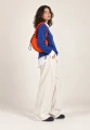 CARGO SCRUNCH SMALL ORANGE — torba noszona na ramieniu przez modelkę