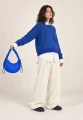 CARGO SCRUNCH SMALL ROYAL BLUE — torba noszona do ręki przez modelkę