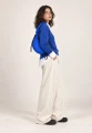 CARGO SCRUNCH SMALL ROYAL BLUE — torba noszona na ramieniu przez modelkę
