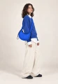 CARGO SCRUNCH SMALL ROYAL BLUE — torba noszona crossbody przez modelkę