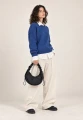 CARGO SCRUNCH SMALL BLACK — torba noszona do ręki przez modelkę