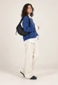 CARGO SCRUNCH SMALL BLACK — torba noszona na ramieniu przez modelkę