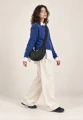 CARGO SCRUNCH SMALL BLACK — torba noszona crossbody przez modelkę
