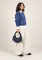 CARGO SCRUNCH SMALL NAVY — torba noszona do ręki przez modelkę
