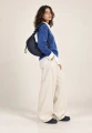 CARGO SCRUNCH SMALL NAVY — torba noszona na ramieniu przez modelkę