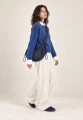 CARGO SCRUNCH SMALL NAVY — torba noszona crossbody przez modelkę