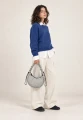 CARGO SCRUNCH SMALL LIGHT GREY — torba noszona do ręki przez modelkę