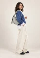 CARGO SCRUNCH SMALL LIGHT GREY — torba noszona na ramieniu przez modelkę
