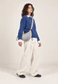 CARGO SCRUNCH SMALL LIGHT GREY — torba noszona crossbody przez modelkę