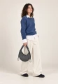 CARGO SCRUNCH SMALL GREY — torba noszona do ręki przez modelkę