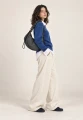 CARGO SCRUNCH SMALL GREY — torba noszona na ramieniu przez modelkę