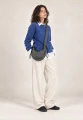 CARGO SCRUNCH SMALL GREY — torba noszona crossbody przez modelkę