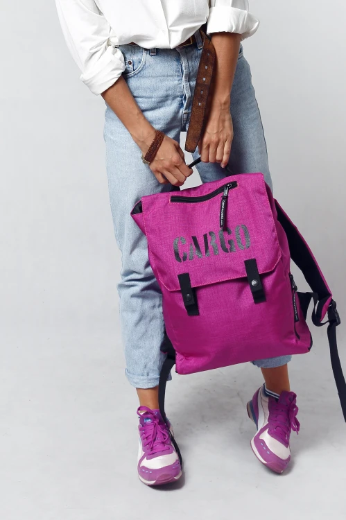 kobieta trzyma plecak classic magenta medium cargo by owee widok z przodu