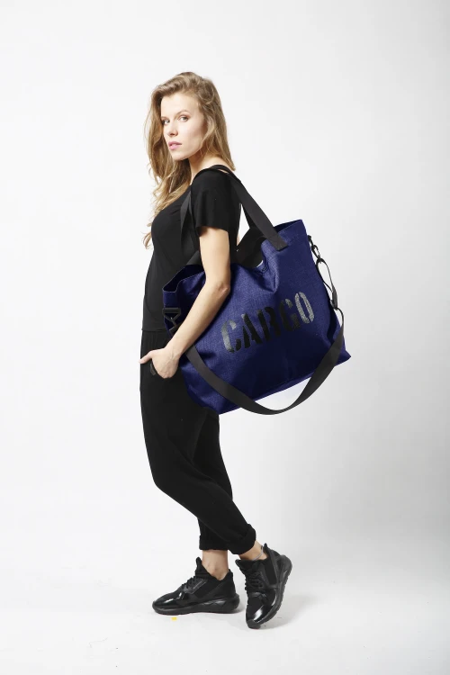 kobieta z dużą granatową navy pojemną wytrzymałą torbą miejską z cordury cargo by owee