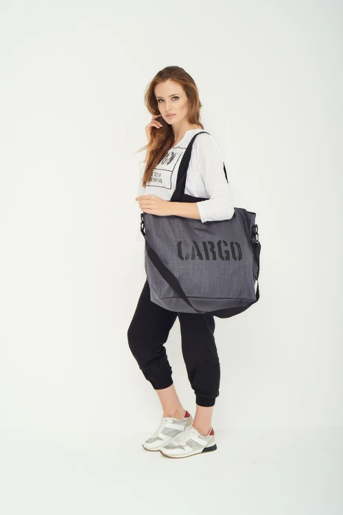 kobieta z dużą szarą pojemną wytrzymałą torbą miejską z cordury cargo by owee