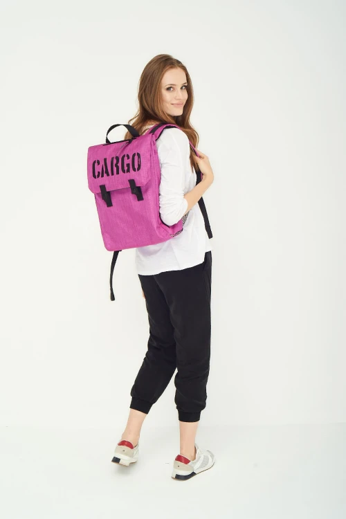 kobieta nosi plecak classic magenta medium cargo by owee widok trzy czwarte