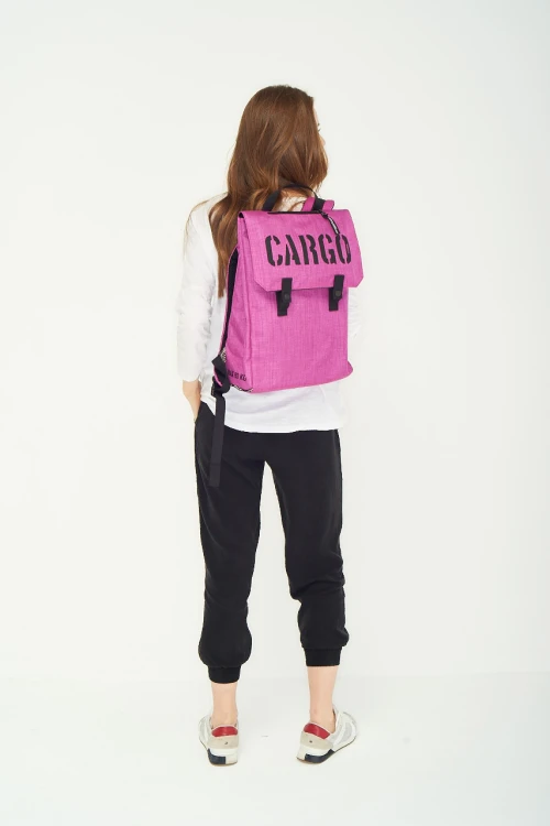 kobieta nosi plecak classic magenta medium cargo by owee widok z tylu