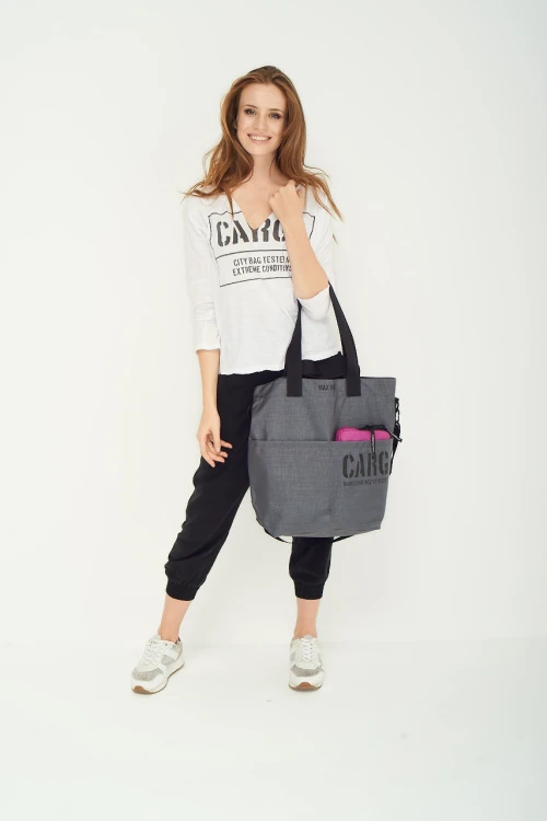 kobieta z pojemną elegancką szarą torbą miejską z cordury cargo by owee