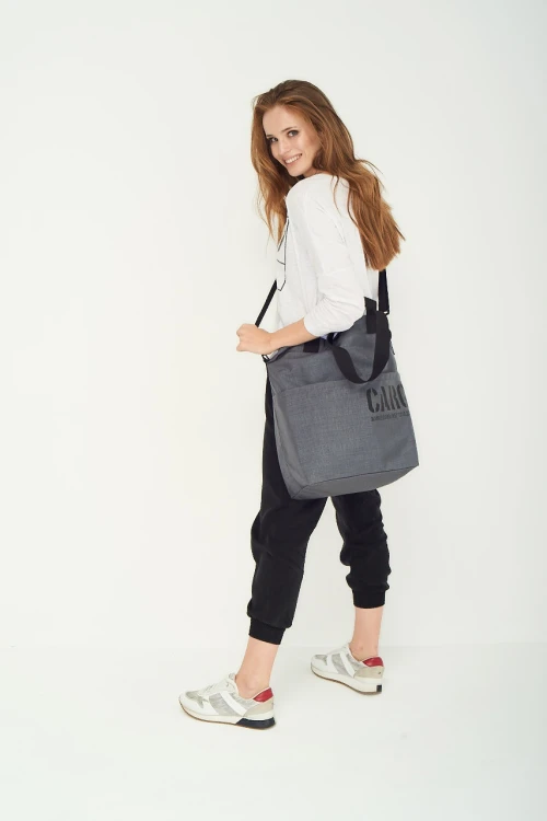 kobieta z niezawodną elegancką szarą torbą miejską z cordury cargo by owee